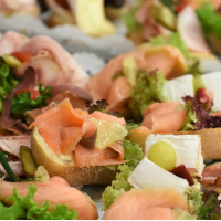 Fingerfood und Snacks. Canapes, kleine Happen, Spieße