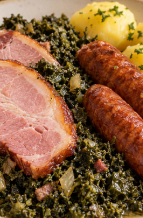 Grünkohl essen im Röwekamp. Grünkohl mit Kohlwurst und Pinkel essen im November.